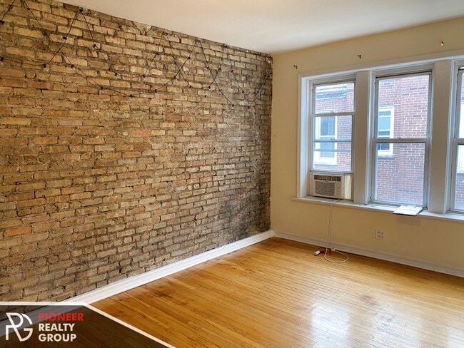 3044 W Wellington Ave, Unit 2