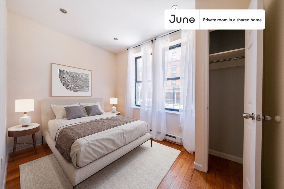 Private bedroom in 4 bed/2 bath Home in New York, NY - Building Photo