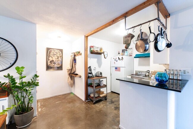 256 S La Fayette Park Pl, Unit 111 in Los Angeles, CA - Building Photo - Building Photo