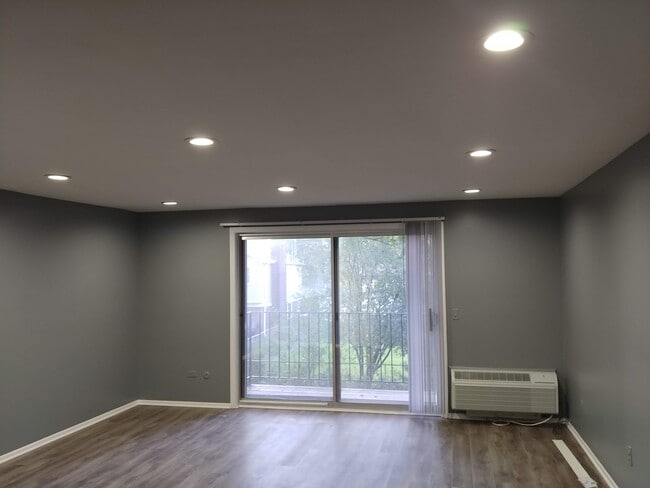 19 Palatine E Rd, Unit 2B in Arlington Heights, IL - Building Photo - Building Photo
