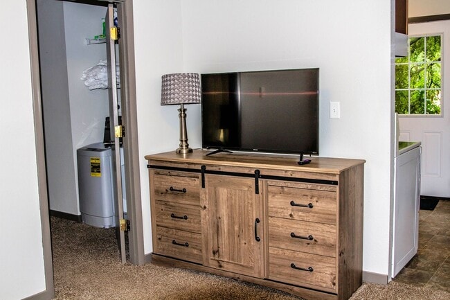 property at 422 1/2 W New York Ave