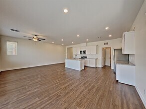 9875 S Eastern Ave in Las Vegas, NV - Foto de edificio - Building Photo