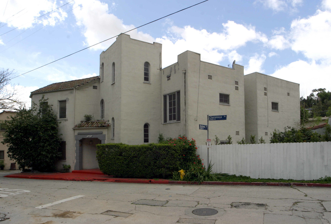 2477 Cheremoya Ave in Los Angeles, CA - Foto de edificio