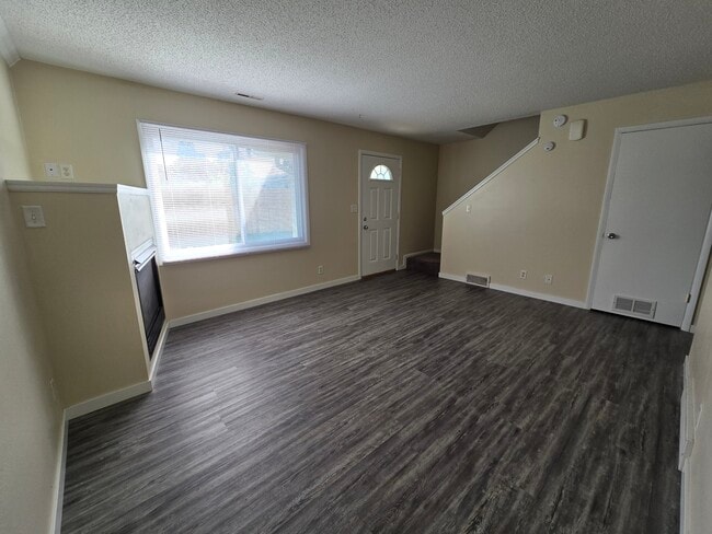 370 Clymer Rd in Hiawatha, IA - Foto de edificio - Building Photo