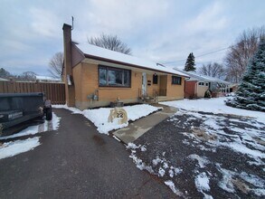 22 Hyde Park Av in Belleville, ON - Building Photo - Building Photo