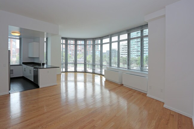4610 Center Blvd in Long Island City, NY - Foto de edificio - Building Photo