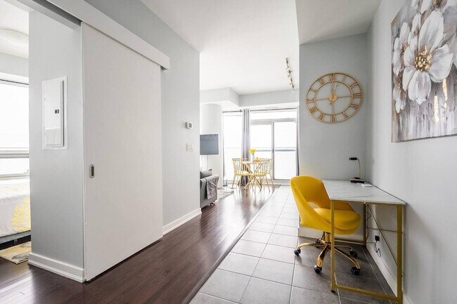 19 Grand Trunk Crescent in Toronto, ON - Building Photo - Building Photo