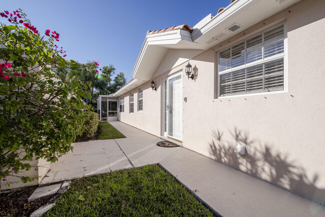 8324 SE Double Tree Dr in Hobe Sound, FL - Foto de edificio - Building Photo