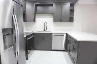 8535 Blind Pass Dr in Treasure Island, FL - Foto de edificio - Building Photo