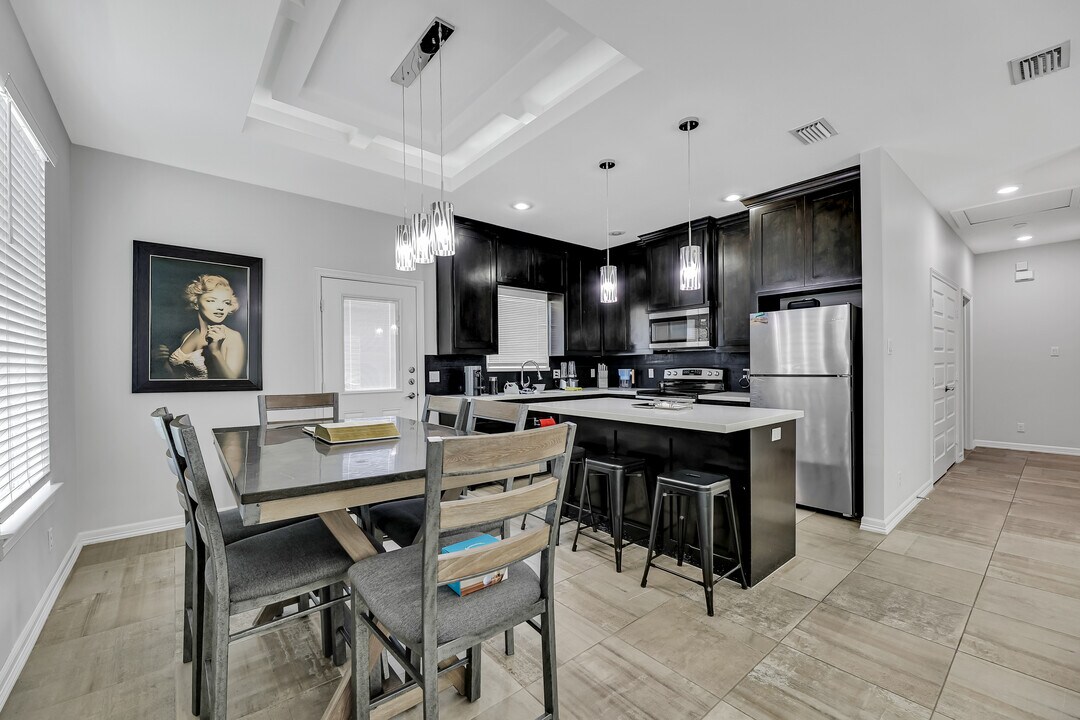 708 E La Cantera Ave in McAllen, TX - Foto de edificio