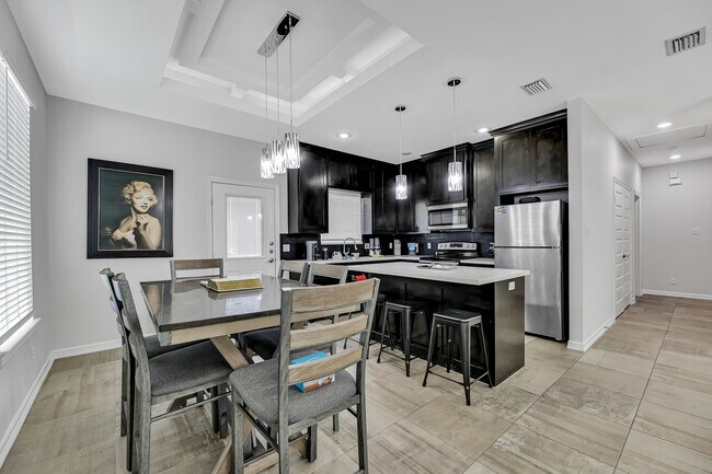 708 E La Cantera Ave