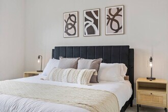 28294 Ferry Rd in Warrenville, IL - Foto de edificio - Building Photo