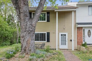 118 Woodlake Dr in Charlottesville, VA - Building Photo