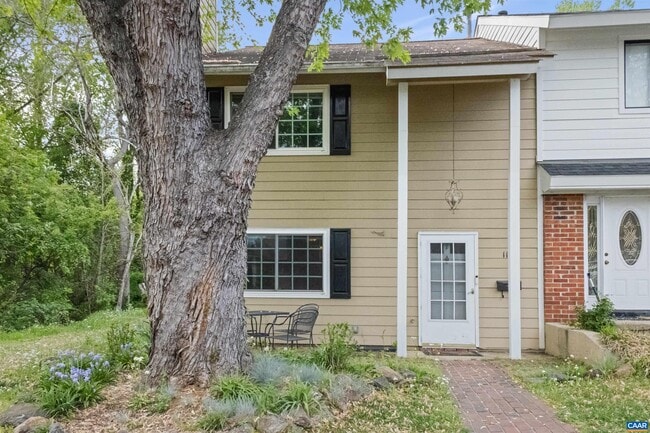 property at 118 Woodlake Dr