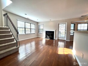 111 Longfield Ct in East Brunswick, NJ - Building Photo - Building Photo