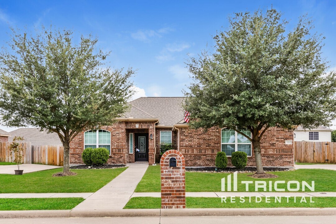 616 Meadow Springs Dr in Glenn Heights, TX - Building Photo