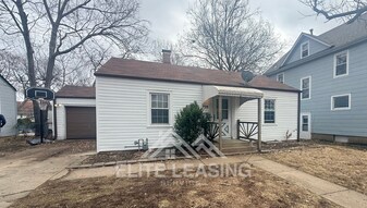 728 SW Lindenwood Ave in Topeka, KS - Building Photo