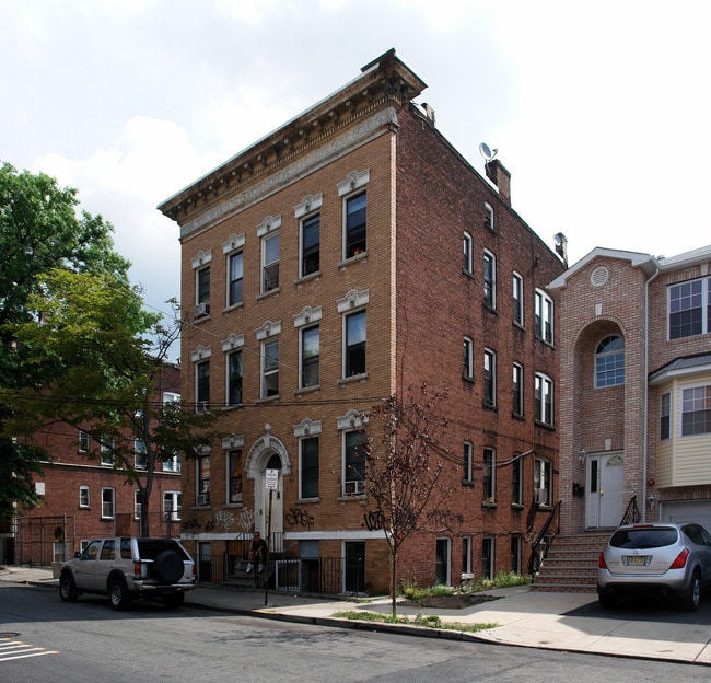 631 N 6th St in Newark, NJ - Building Photo - Building Photo