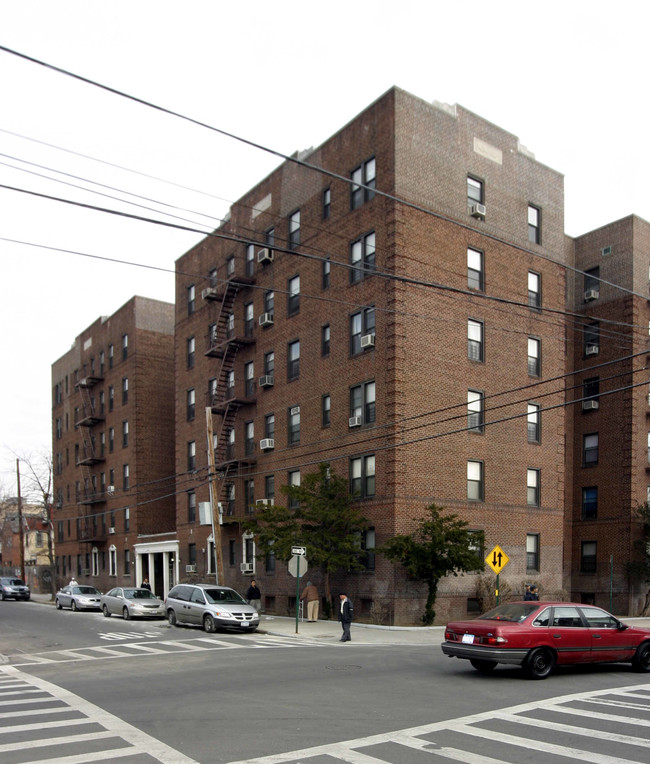 83-02 Cornish Ave in Flushing, NY - Building Photo - Building Photo