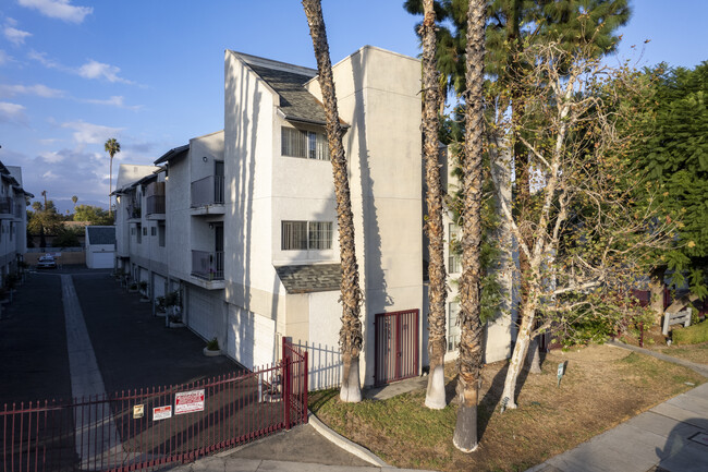 Keswick Patio Homes in Canoga Park, CA - Building Photo - Building Photo