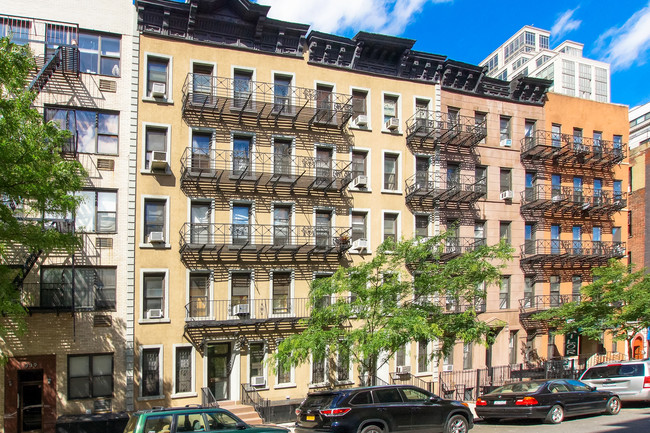 341 E 65th St in New York, NY - Building Photo - Building Photo