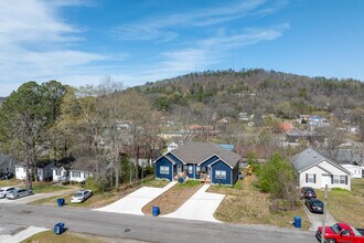 206 Washington Ave W in Oneonta, AL - Foto de edificio - Building Photo
