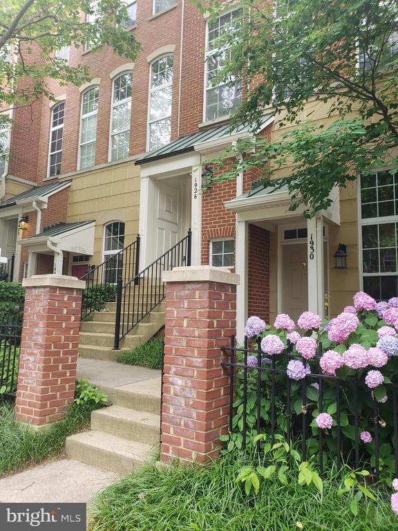 1928 Crescent Park Dr in Reston, VA - Building Photo - Building Photo
