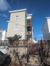 367 Spruce St, Unit Apt 1 in Manchester, NH - Building Photo - Building Photo