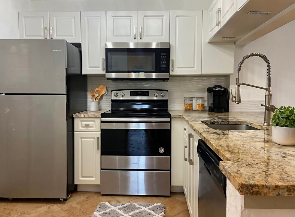 2811 Grande Pky, Unit Furnish in Palm Beach Gardens, FL - Building Photo