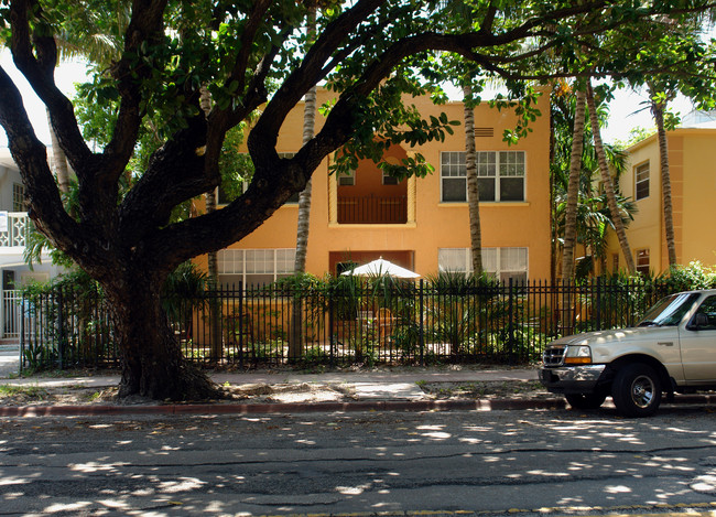 745 Meridian Ave in Miami Beach, FL - Foto de edificio - Building Photo