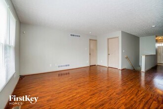 5911 Epernay Way in Galloway, OH - Foto de edificio - Building Photo