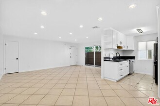 5252 Coldwater Canyon Ave in Los Angeles, CA - Building Photo - Building Photo