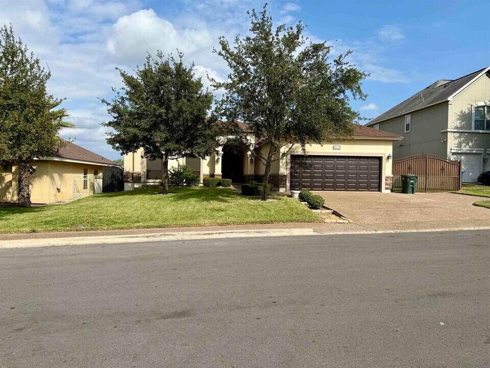 10523 Bear Creek in Laredo, TX - Building Photo