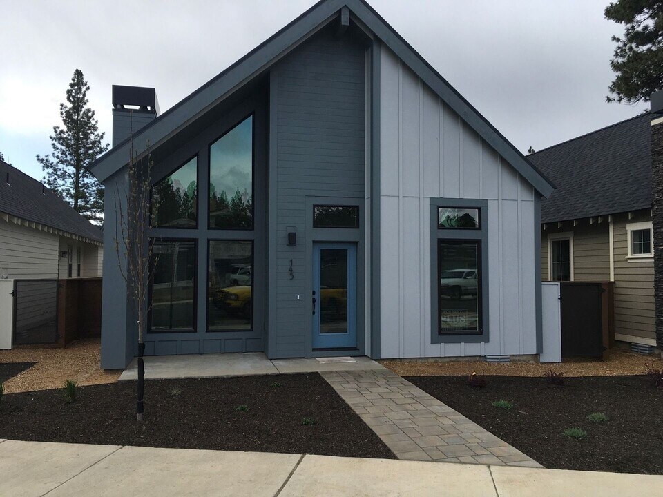 145 W Heising Dr in Sisters, OR - Building Photo