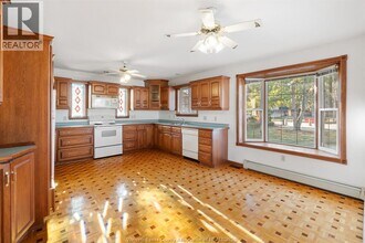 13918 Riverside Dr E in Tecumseh, ON - Building Photo - Building Photo