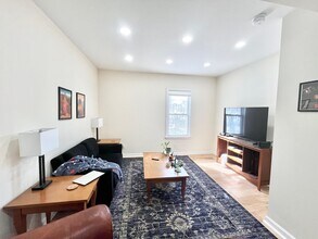 162 Centre St, Unit 1 in Boston, MA - Foto de edificio - Building Photo