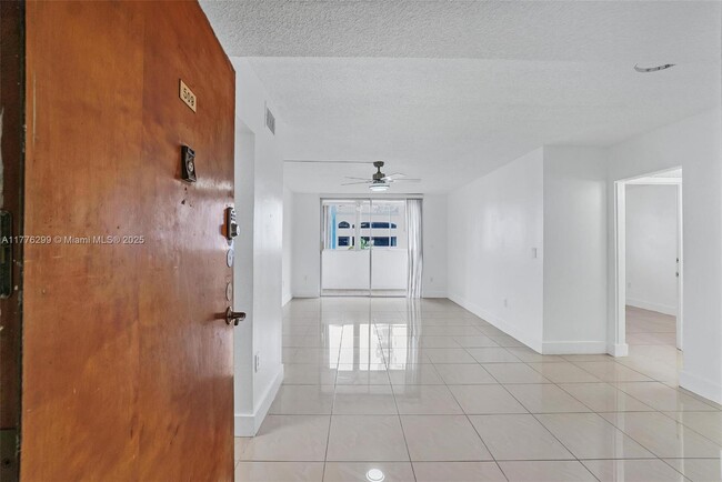 5055 NW 7th St in Miami, FL - Building Photo - Building Photo