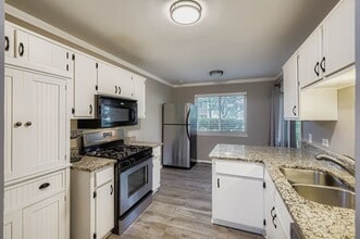 275 Stonehill Ln in Schaumburg, IL - Building Photo - Building Photo