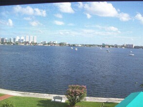 3020 Marcos Dr, Unit s407 in Aventura, FL - Foto de edificio - Building Photo