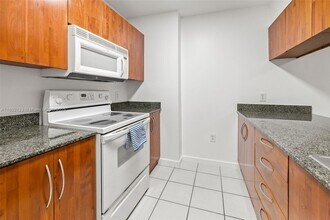 1200 Brickell Bay Dr, Unit 3206 in Miami, FL - Building Photo - Building Photo