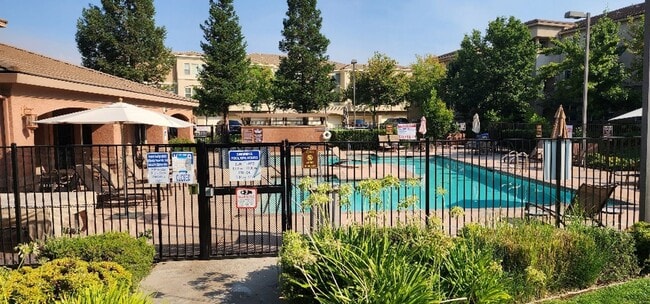 400 Moon Cir in Folsom, CA - Building Photo - Building Photo