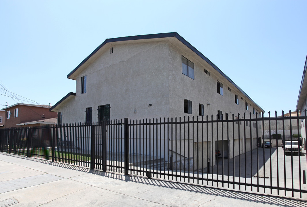 1217 Bullis Rd in Compton, CA - Foto de edificio