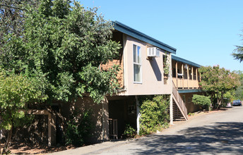 Cascade Apartments in Redding, CA - Building Photo - Building Photo