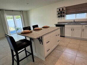 7319 34th Ct E in Sarasota, FL - Building Photo - Building Photo
