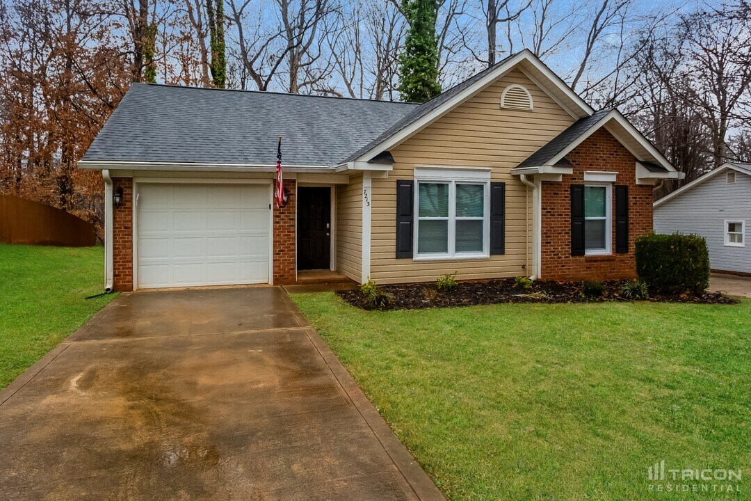 7213 McTeal Pl in Charlotte, NC - Building Photo
