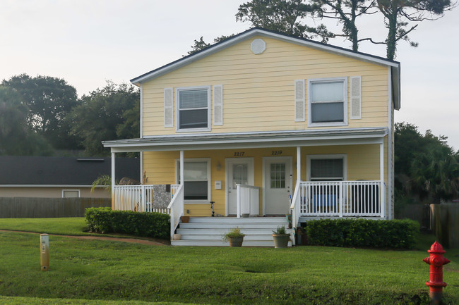 2217 Pine Pl in Neptune Beach, FL - Building Photo - Building Photo