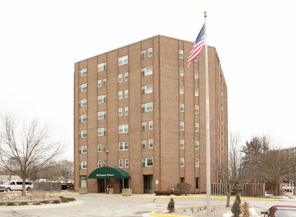 McNamara Towers I in Livonia, MI - Foto de edificio