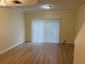 7835 Dixie Beach Cir in Tamarac, FL - Foto de edificio - Building Photo