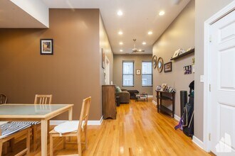 705 N Milwaukee Ave in Chicago, IL - Foto de edificio - Building Photo