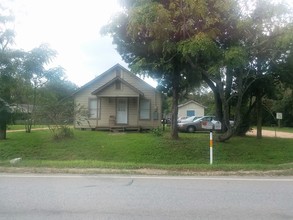 310-312 E Powell St in Willis, TX - Building Photo - Other